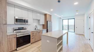 Fully Equipped Kitchen With Modern Appliances at The Mason, St. Paul, 55114