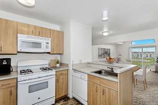 Fully Equipped Kitchen at Colonial Pointe at Fairview Apartments, Nebraska, 68123