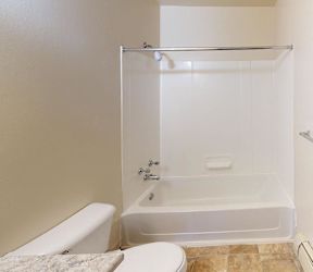 A bathroom with a bathtub/shower combination at Glen Oaks Apartments, Michigan, 49442