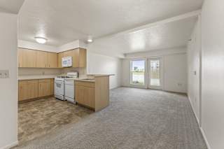 kitchen and oversized living area at Hunters Pond Apartment Homes, Illinois, 61820