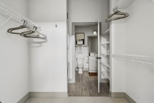 apartment with walk-in closet in west st. paul