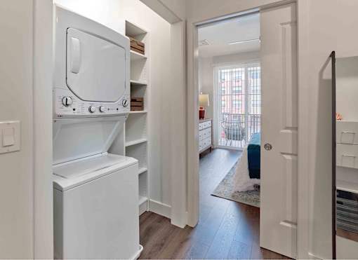 one bedroom, open layout, washer dryer in unit, laundry in unit,