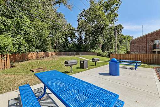 outdoor bbq area at Georgetown of St. Louis Apartments