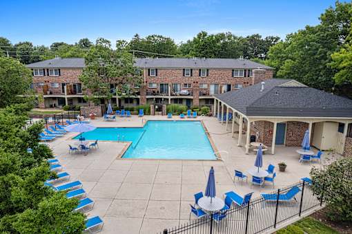 Pool courtyard at Georgetown Apartments of St. Louis, apartments in St Louis near Webster Groves.