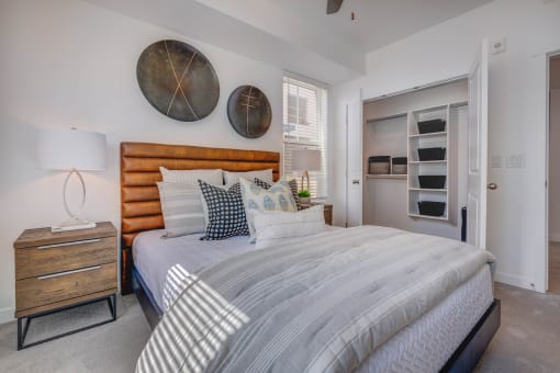 additional photo for property listing at chic digs with room to stretch out in the village 22 car