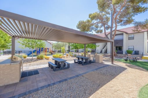 Park with Picnic Tables at 5400 Vistas Apartments, Las Vegas, NV, 89120