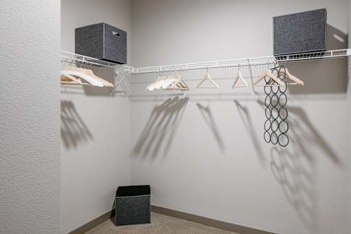 A row of clothes hangers on a clothes rail.