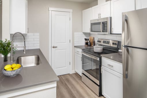 Fully Furnished Kitchen at Arbor Heights, Tigard