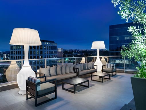 Rooftop deck with city views and a lounge area at our  new apartments in Culver City at Kinley West LA.