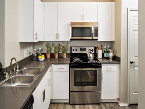 Fully Equipped Kitchen at Eagle Glen Apartments, Murrieta