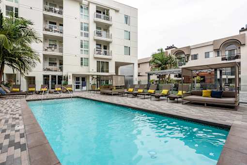 pool with seating