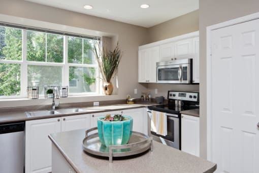 kitchen with breakfast bar at Lionsgate South, Hillsboro, OR