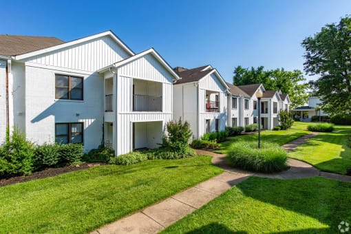 exterior view at the whispering winds apartments in pearland, tx
