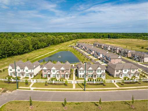 A row of houses with a lake in the middle.