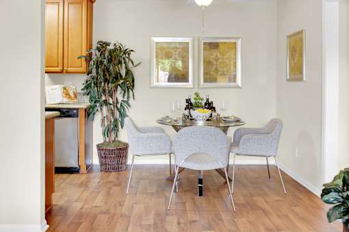 dining room at Sunbow Villas Apartments