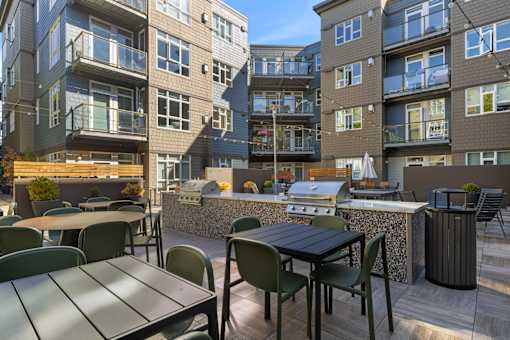 Grill and Picnic Area at 128 on State Apartments in Kirkland, WA 98033