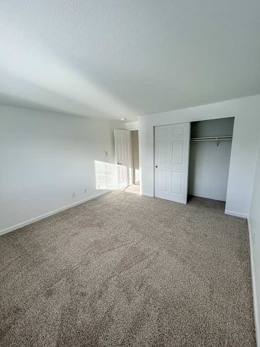 A room with carpeted floor and white walls at 2000 Lake Washington Apartments, Washington, 98056