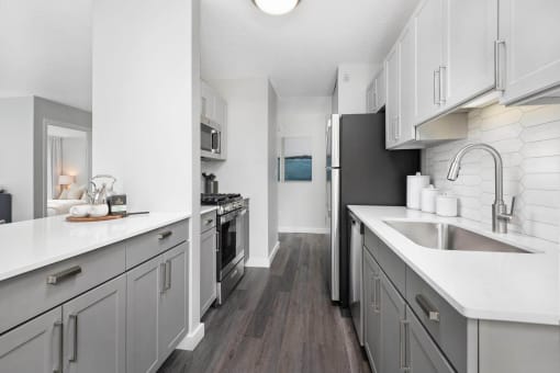 Spacious Kitchen at Shoreham and Tides Apartments, Illinois