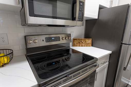 Modern kitchen with stainless steel appliances and cooktop at Wyndchase Aspen Grove Apartments, Franklin, TN 37067