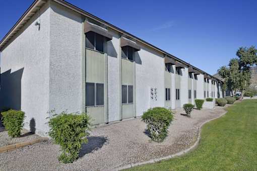 Outdoor Garden Space at Windrose Villas Apartments, Phoenix, AZ 85029
