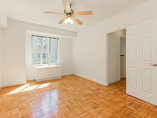 vacant bedroom with hardwood flooring and ceiling fan at 2800 woodley road apartments in woodley park washington dc