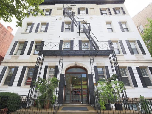 exterior view of 3151 Mount Pleasant apartments in washington dc