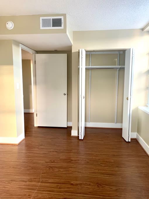 vacant living bedroom with large closet and hardwood flooring in 3101 pennsylvania apartments in washinton dc