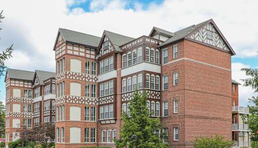 a picture of a large apartment building