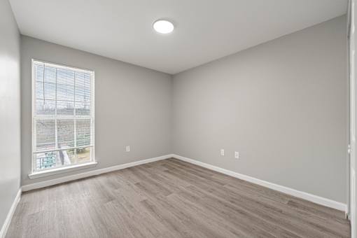 Room with wooden flooring at 2000 Oasis Apartments, Atlanta, GA, 30316