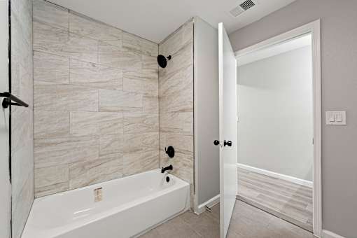 Tub at 2000 Oasis Apartments, Georgia