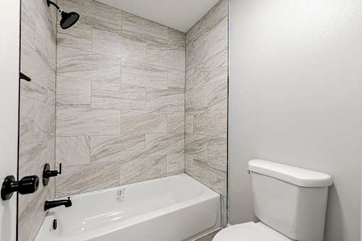 Bathroom at 2000 Oasis Apartments, Georgia, 30316