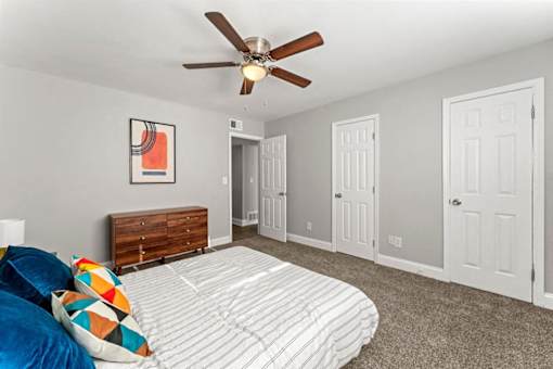 Bedroom with bed at Balfour East Lake Apartments, Atlanta, NY, 30316