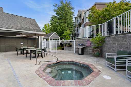 Hot Tub at Oriel Apartments, Portland, Oregon