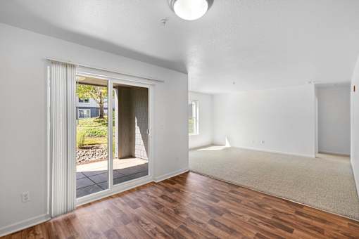 Unfurnished Living Area at Summer Creek Apartments, Tigard, OR