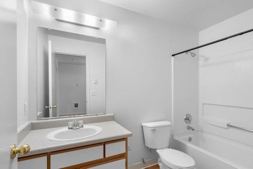 Bathroom With Bathtub at Summer Creek Apartments, Tigard, 97223