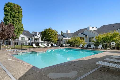 Sparkling Pool at Summer Creek Apartments, Oregon