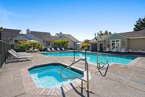 Hot Tub And Pool at Summer Creek Apartments, Tigard