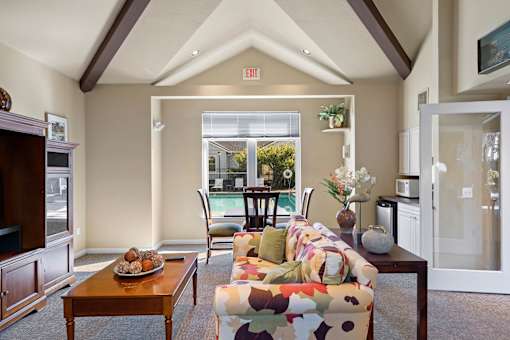 Clubroom With TV at Summer Creek Apartments, Tigard, 97223