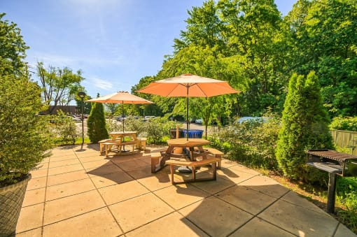 West Wood Oaks BBQ and Grill Area