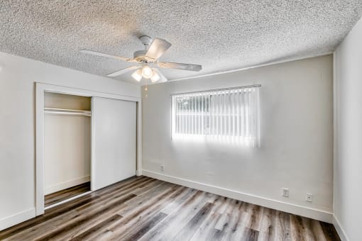 Bedroom with clost