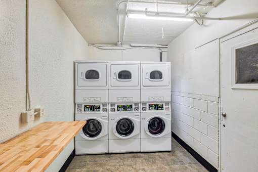 Stacked laundry machines