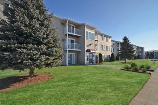 Immaculate Green Lawns at Kuder Estates Apartments, MRD Conventional, Warsaw, IN, 46582