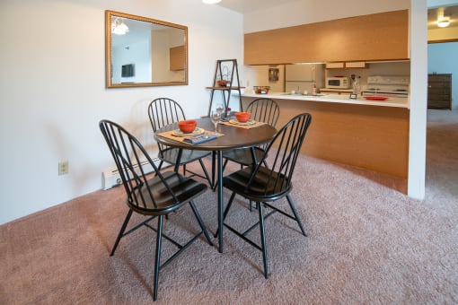 dining area at Custer Estates in Monroe, MI