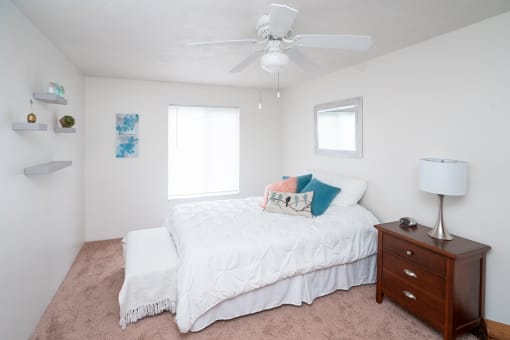 Bedroom With Expansive Windows at Kuder Estates Apartments, MRD Conventional, Warsaw, IN