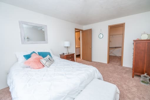 Bedroom With Closet at Kuder Estates Apartments, MRD Conventional, Warsaw, IN, 46582
