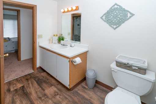Luxurious Bathrooms at Kuder Estates Apartments, MRD Conventional, Warsaw, IN, 46582