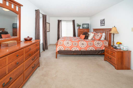 Bedroom with Dressing table at Oates Estates Apartments, Dothan, AL, 36303
