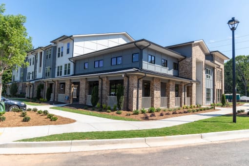 Walton Harbor apartment homes in Gainesville, Georgia meticulous landscaping