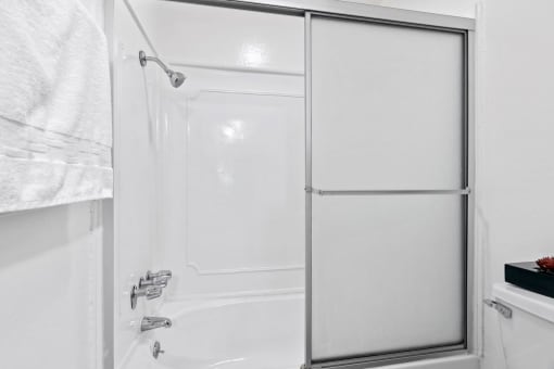 Mar Vista Apartments Bathroom