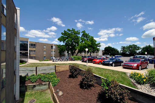 A parking lot with cars and a building in the background.